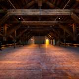 Salendo fino al settimo piano, il lusso di stucchi e dorature lascia spazio a una semplice sala-solaio in legno con la sua copertura a falde
